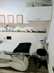 Beauty Treatment Room to Rent in Busy Area thumb-115353