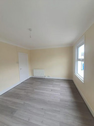 3 Bedroom Terrace House with on Street Parking and Garden