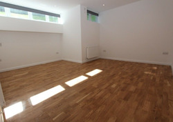 G05-Spacious Two Bed Flat & Study Room
